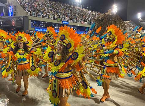 Le Carnaval Tropical de Rio: Un Événement Vibrant Celebrant la Musique de Yola Seixas