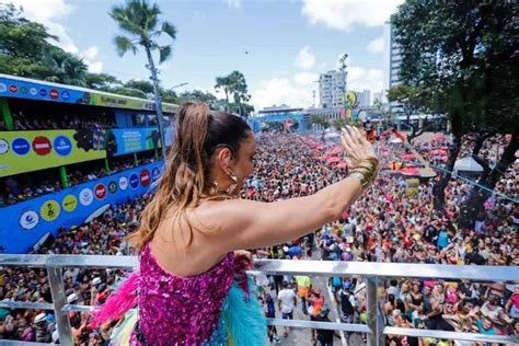 L’Éclat Brillant du Carnaval de Rio: Ivete Sangalo enchante la foule avec une performance épique!