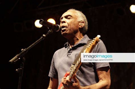 Le Concert Étincelant de Gilberto Gil: Une Fusion Explosive de Musiques et de Danses Brésiliennes!