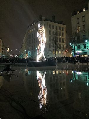  La Fête des Lumières Scintillantes: Un Concert Électrifiant avec Quake