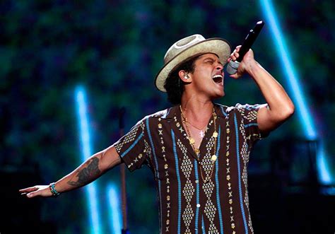 Le Festival du Son ensoleillé: Une Nuit Magique avec le Charismatique Bruno Mars !