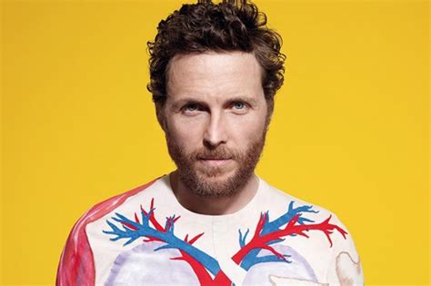 Le Gala de la Mode Milanais: Un Retour Frappant du Charismatique Jovanotti